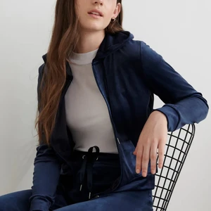 Gina mjukisset  - Kofta i storlek XS och byxor i storlek M. Snörningen fattas i byxorna. Därav priset. Kan sänkas vid snabb affär.