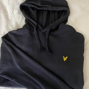 Hoodie från lyle&scott  - Svart Hoodie från lyle&scott. Unisex och är i storlek xs. Endast använd ett fåtal gånger. 