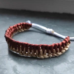 Egen tillverkat armband - Här har vi ett armband jag själv har gjort. Den sitter bra på handleden och är justerbart. Den är 30 cm som mest och 18 cm som minst. Min handled som agerar modell är 15 cm. Priset är inklusive frakt 🥰 