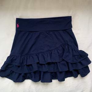 Supersöt marinblå kjol i storlek XL, barnstorlek så skulle säga en vanlig XS! 🌸🌸🌸