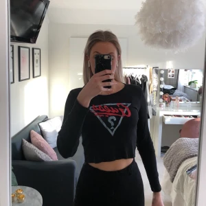 Guest topp - så cool topp med guess trycket på💕 Denna är ribbad och sitter väldigt snyggt, den är även väldigt skön❣️