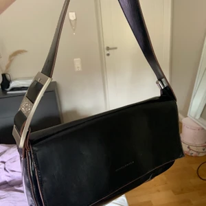 Vintage - Säljer en rymlig superfin vintage väska då jag har många väskor. Den är svart med bruna inslag och har ett spänne på axelbandet. Säljer för 150kr men pris kan diskuteras, köparen står även för frakten🥰🥰🥰🥰