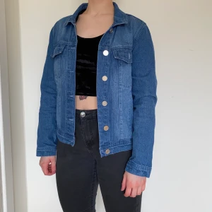 Jeansjacka  - Vårig jeansjacka med fint tryck på ryggen.  Storlek S men passar även M. Använd bara några gånger, i nyskick.