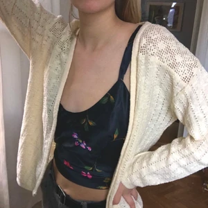 stickad kofta - krämvit kofta i bomullsblandning. Toppen jag hat under är också till salu. Superbra skick!