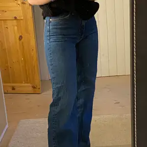 Säljer dess skit snygga jeans från monki i modellen Yoko! Sitter som ett smäck, fint skick och medelhöga i midjan. Säljer från 120 buda i kommentarerna om flera är intresserade🥰