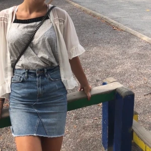 Kjol - Säljer denna fina jeanskjol i storlek 34