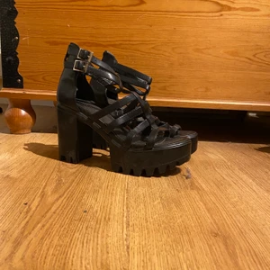 Klackskor  - Använda 2-3 gånger jättefina i skicket. Större i storleken så passar en större storlek än va de är.