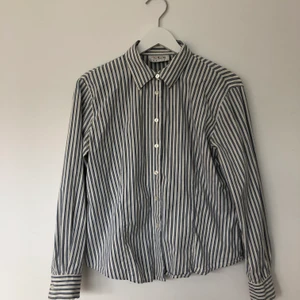 Blå/vit randig skjorta  - En fin och skön skjorta, blå/vit randig. Bra skick, från Talbots petites
