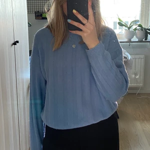 Blå stickad tröja - Blå stickad tröja som är ”randig”. Den är från monki och är sparsamt använd. Varm och mysig. 