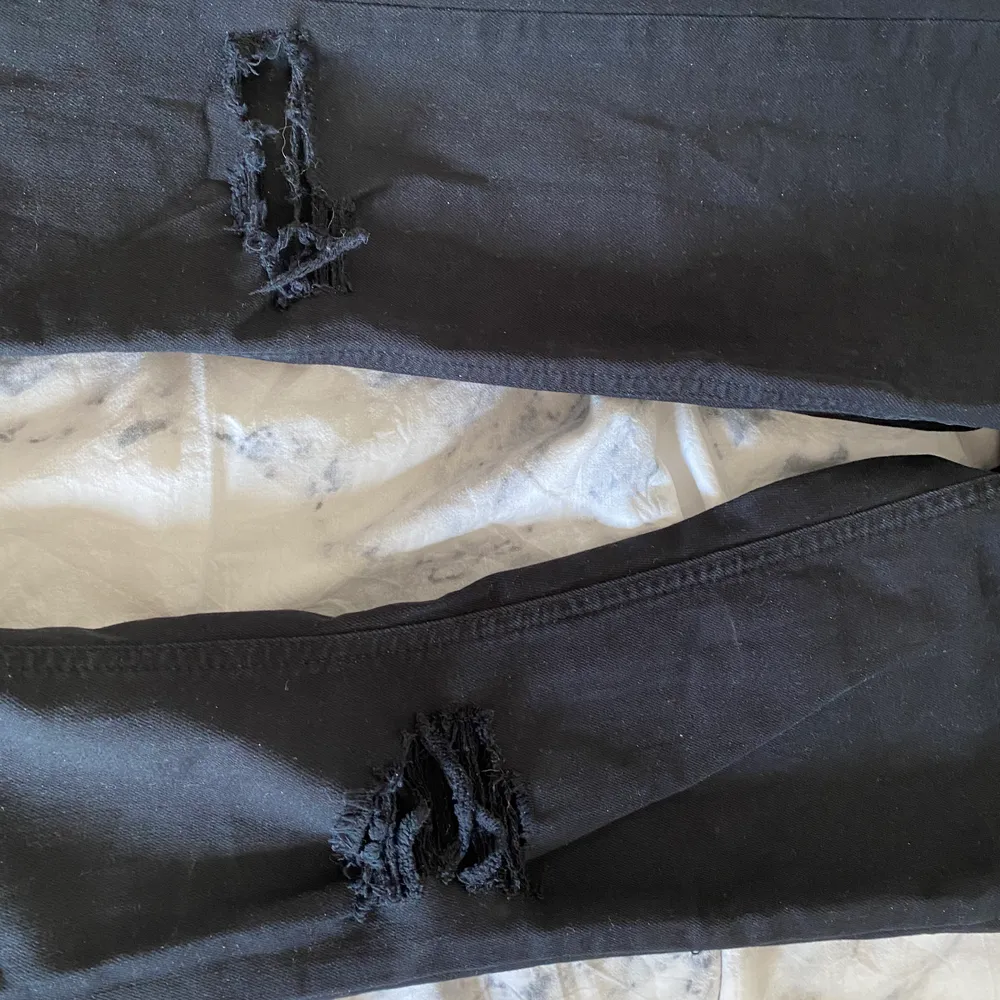 Bootcut byxor svarta med hål i knäna . Jeans & Byxor.