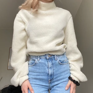 Teddy tröja - En vit supermysig Teddy tröja från H&M. Strl XS i väldigt gott skick 😊