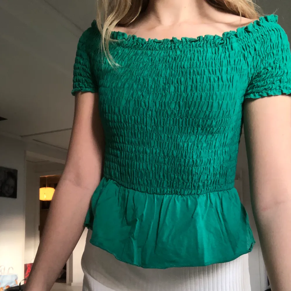 Grön tröja ifrån Gina tricot i xs använd några få gånger💚 köparen står för frakten❣️ buda i kommentarerna❣️. Toppar.