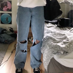 Visa jeans med hål på knäna - As balla ljusa vida jeans med flertals hål på knäna köpta från boohoo, köpta för ca 400kr, knappt använda och därav jättebra skick, säljer då jag har för många liknande!💗 pris kan diskuteras vid snabbt köp!