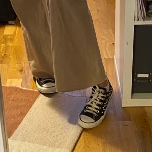 Custom made converse - Låga, använda, slitna (har fler bilder om ni vill se) - Älskar dem men använder dem tyvärr inte sedan ett tag, custom made med nitar och ”smutsfärgade” men det har konstigt nog försvunnit med tiden??  BUDGIVNING - BUDA (minst 10kr) I KOMMENTARERNA 🥰 Lycka till✨ budet ligger nu på 170kr