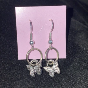 Handgjorda fjäril örhängen  - Jag tillverkar unika smycken. Just dessa finns det bara ett par av. Dem är i silver 🤍