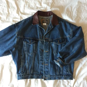 Vintage Jeansjacka - Köptes på Beyond Retro Pop Up store, super bra skick, med läderkrage, ursprungligen från ett märke som heter Medtronic (från Canada). Frakt ca. 96-120kr (kan bli mer). Sätter sig super fint på kroppen, skulle säga att den är oversize på storlek S och M! Priset kan diskuteras i vissa fall. 😊