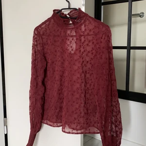 Blus i storlek 32 - Blus från NAKD i storlek 32, men är stor i storleken så passar alla från xs-m skulle jag säga. Använd 2-3 gånger. Knäppning i nacken.