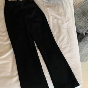 Croppade kostymbyxor  - Säljer även dessa kostymbyxor från other stories, de är högmidjade och croppade ned till✨🥰De är väldigt sköna, lite stretchigare material i storlek 34☺️