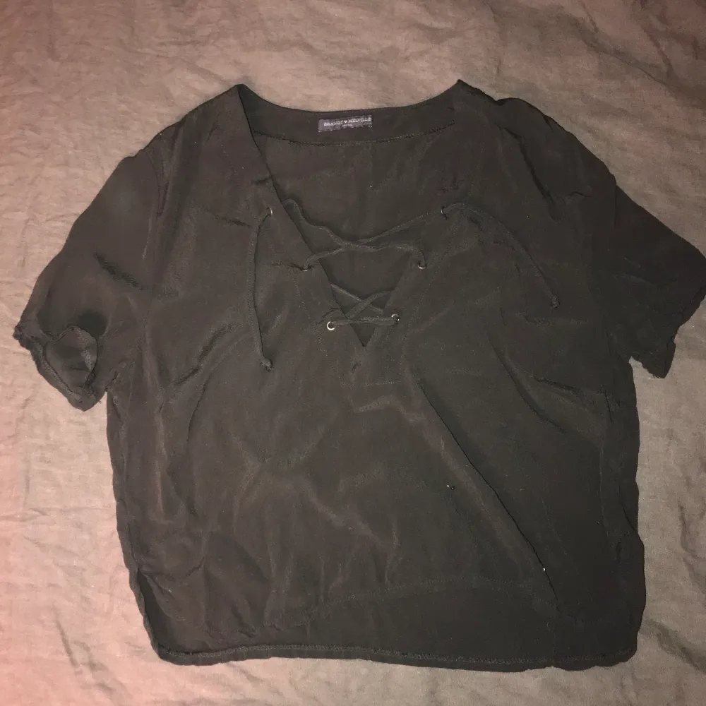 Bought this from Mercari in the US. Preloved cropped shirt blouse with lace-up front v neck. Shirttail hem. Tag size OSFA 