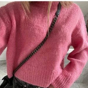 Rosa Stickad tröja  - Köptes för ca 1 år sedan och är sparsamt använd. Superfin färg! Lånade bilder, skriv om du vill ha fler bilder. Buda i kommentarerna eller köp direkt för 300kr 💕 Publiceras igen pga oseriösa köpare