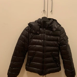 Moncler jacka - Moncler jacka i modellen bady. Använd lite under vintern och ett par gånger under våren. Stl 2 vilket motsvarar s/m