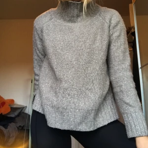 Stickad tjocktröja - Jättemjuk stickad tröja från H&M. Det står storlek small men den är lite oversized, skulle absolut kunna passa en M/L. Skriv för frågor eller fler bilder, kan frakta/mötas upp