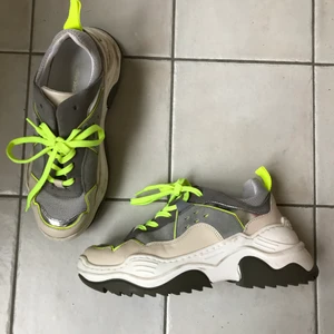 Sneakers från Other Stories - Snygga sneakers från other stories i strlk 38. Inköpta för ett år sedan. Inte använt så ofta pga fel strlk. 