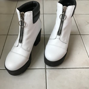 Johnny Bulls boots  - Svartvita snygga högklackade boots i skinn, strlk 38. Från märket Johnny Bulls. Aldrig använda pga fick problem med fötterna. Köpta 2017. Vid intresse skickar jag gärna mer information eller bilder! 