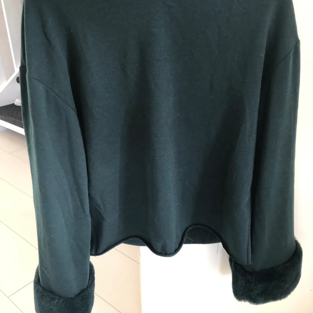 En grön tröja ifrån zara med päls på ärmarna, som jag använt några gånger men den är i bra skick. Storlek s💕 köparen står för frakten❣️ buda i kommentarerna❣️. Tröjor & Koftor.