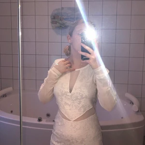 Spetsklänning  - Säljer denna spetsklänning då den är lite förstår för mig! Skriv vid fler frågor!🥰