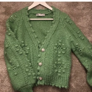 Grön kofta zara  - Stickad kofta från Zara i en superfin grön färg, köpare står för frakt. Många intresserade så buda i kommentarerna, avslutar på torsdag klockan 16💞