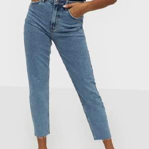 Jeans med slitningar 💙💙 använda 1 gång, som nya! Säljer pågrund av att de är för korta för mig (är 172cm) 🧸🧸