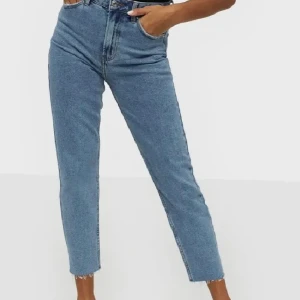 Jeans - Jeans med slitningar 💙💙 använda 1 gång, som nya! Säljer pågrund av att de är för korta för mig (är 172cm) 🧸🧸