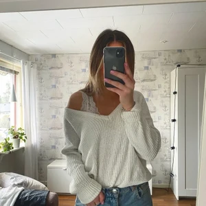 Stickad tröja  - Stickad tröja från NA-KD 🤍🤍 säljer pågrund av att den är för stor för mig! Storlek S men skulle säga att den även passar M😝