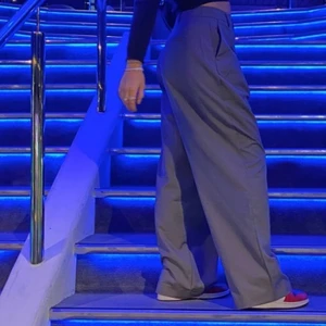 Gråa oversized kostymbyxor - JÄTTE snygga kostymbyxor som tyvärr har blivit för stora på mig. Köpta på Gina Tricot för 500kr, väldigt skönt material. Fast det är storlek 42 sitter dem bra för en 38/40. Första bilden är inte min, det är min kompis som har likadana. Hade inga bra bilder så fick sno lite...🥰🥰