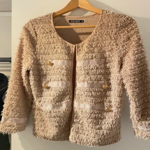 Begie kofta - Så fin begie/rosa kofta från Rut&Circle!! Tunt skönt material, går att stänga (se bild) samt att en knapp har lossnat som man enkelt kan sy på (eller jag) Passar XS- M beroende på hur man vill att den ska sitta!!❤️