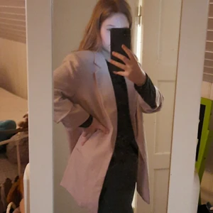 Rosa kavaj - En gammal rosa kavaj som aldrig används och har kvar lapparna. Säljer därför den inte riktigt passar mig. Tar swish och köparen står för frakten⚘
