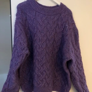 Lila stickad tröja  - En lila stickad SUPER skön tröja från Zara. Jätte varm & skön. Använd fåtal gånger. Antingen möts jag upp i Stockholm eller fraktar, frakten kan bli dyr då tröjan är ganska tjock och tar mycket plats i ett paket. 