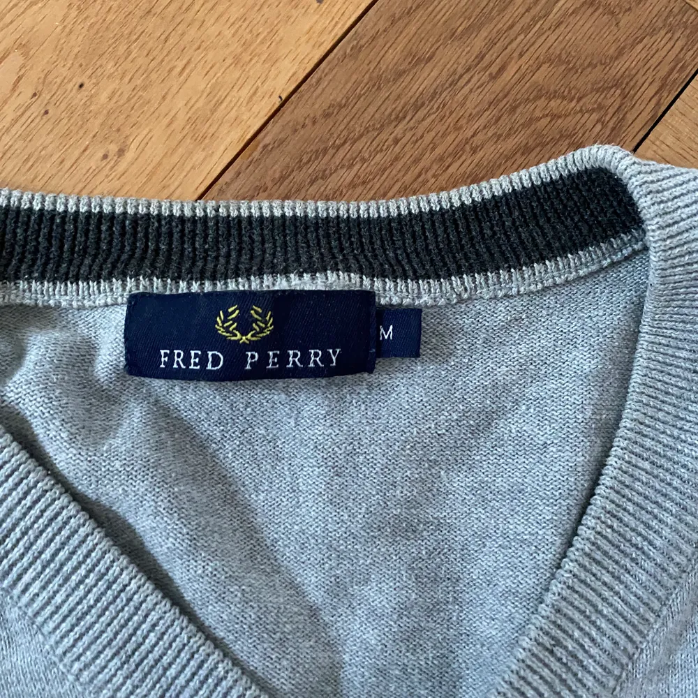Fred Perry tröja i storlek M dam. Väldigt skön tröja.🥰 frakt tillkommer. . Tröjor & Koftor.