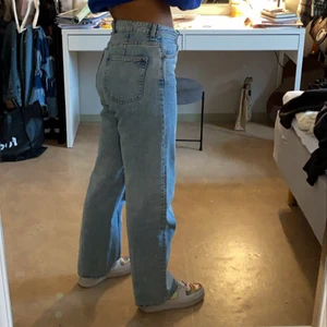 Ljusblåa jeans, weekday  - Jätte fina jeans från weekday. Hödmidjade och sköna. 