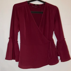 Blus - Jättefin blus! Rätt använd men är fortfarande i ett fint skick! 