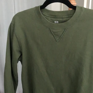 Oversized collegetröja  - Olivgrön collegetröja från uniqlo ✨kan mötas upp i Stockholm eller köparen står för frakten✨