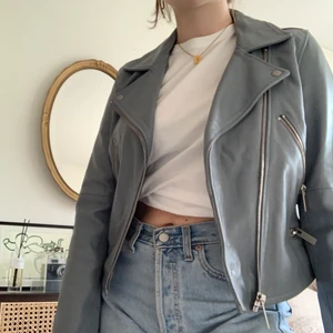 Gråblå skinnjacka från STAND  - Skinnjacka i superfin vårig färg!! 🤍🤍 Använd ett fåtal gånger! Storlek 42, men passar mig som är en vanlig 38 perfekt, så jag skulle säga S/M! Nypris drygt 4000kr Pris exk. Frakt