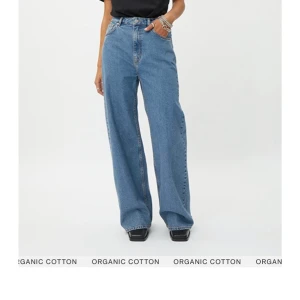 Långa jeans - De mest perfekta jeansen!!! Är modellen ace från weekday, långa och vida i modellen i en snygg mörk färg som passar till allting🤩 detta är i färgen ohio blue som inte längre går att få tag på så det är ett unikt plagg👌👌👌 (det är alltså inte färgen som är på första bilden utan bild nr2) jag har vanligtvis W27 men dessa i W25 passar mig bra❣️