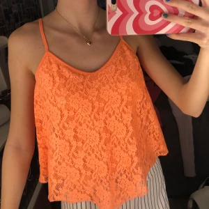 Oranget linne - Jättegulligt oranget linne ifrån Cubus. Köpt för nåt år sen, knappt använd och i fint skick! Passar Xs-S skulle jag säga