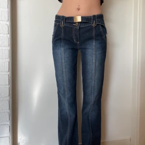 Lågmidjade mörkblå y2k mörkblå jeans  - Långa i benen! Jag är 180 och dom passar bra i längden. Och skärpet kommer med byxorna