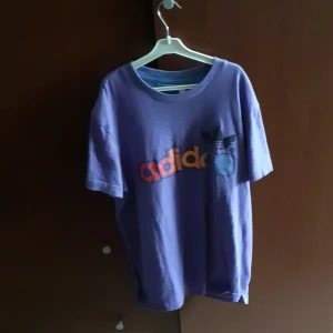 Adidas strl s - En lila adidas t-shirt i strl s 