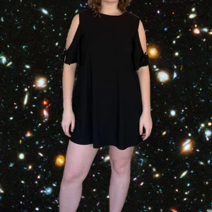 Svart klänning - Svart klänning med snörning i armarna. Köpt i London för några år sedan, använd ett fåtal gånger