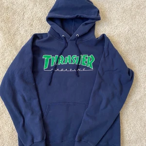Thrasher hoodie - Säljer denna snygga hoodie från thrasher pga att jag inte använder den så ofta (äkta)💙 Storlek S (unisex) sitter oversized! Skulle även passa M och XS! Köparen står för frakt och betalning sker via swish•