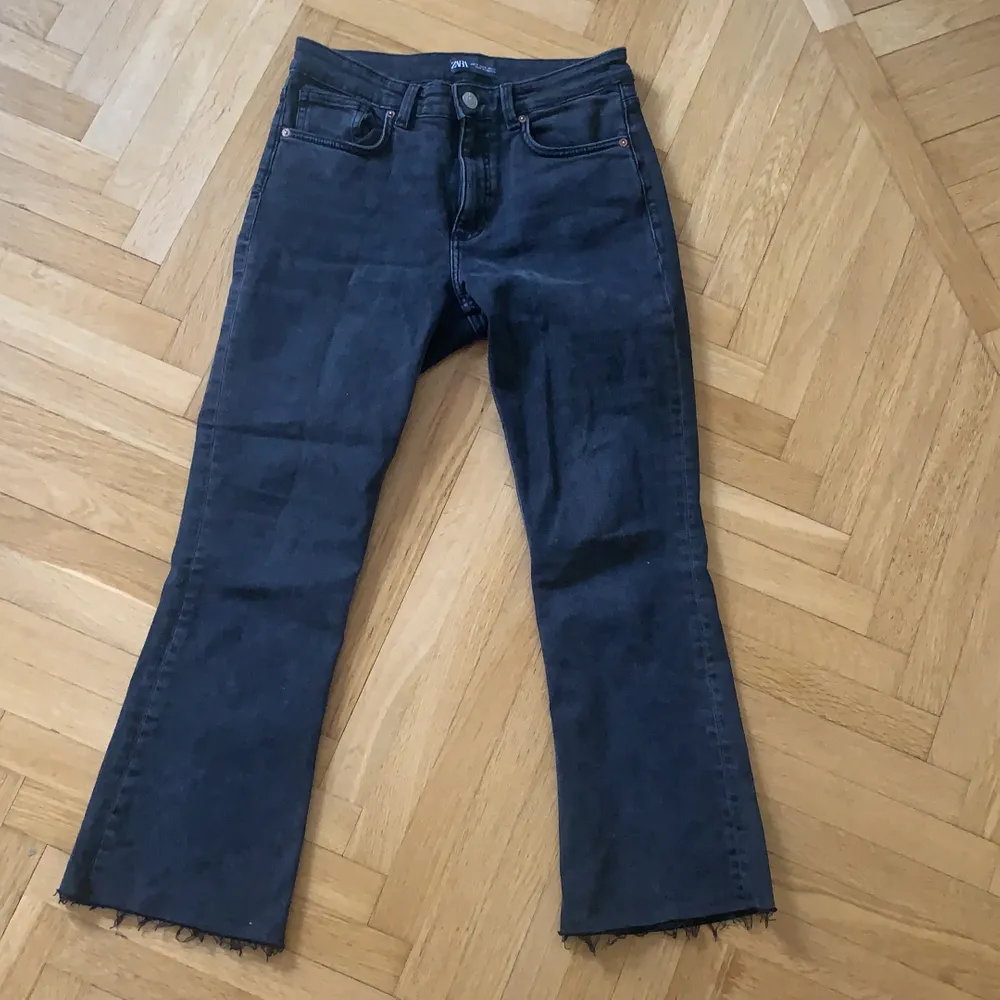 Snygga jeans som är tajta och ganska korta och avklippta där nere. Jeans & Byxor.